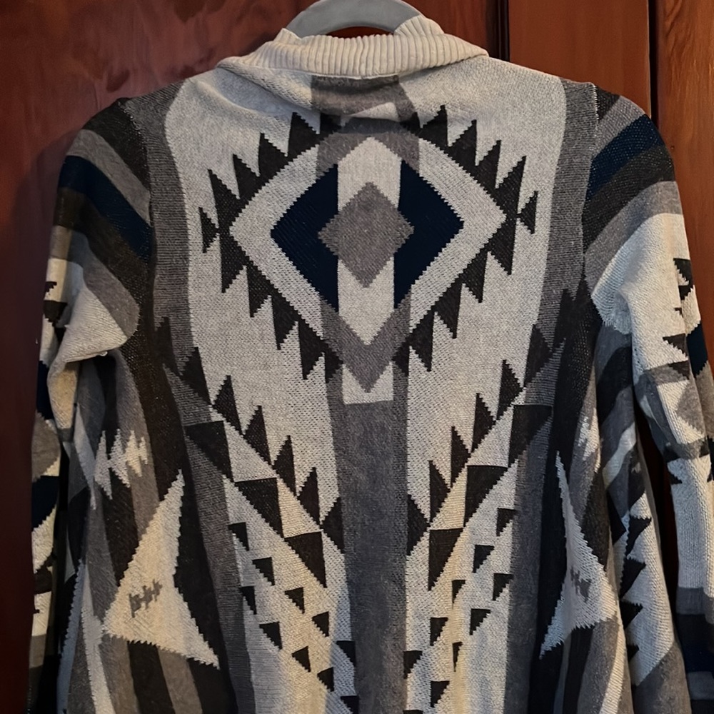 Small cardigan with Aztec print in grays and blue